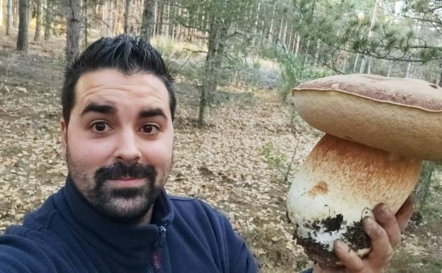 Un leonés encuentra una boletus de 3,160 kilos y supera su hallazgo del año pasado