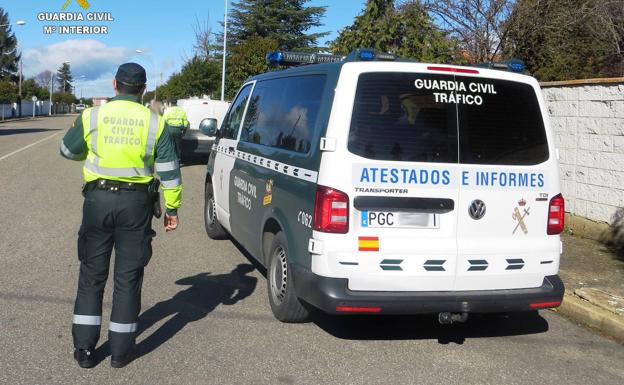 Investigan a un varón de 27 años por conducir drogado y sin carné una moto y atropellar a una mujer a la que causó lesiones graves