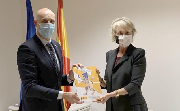 Diez recibe de Carme Artigas la candidatura de León como Centro Europeo de Ciberseguridad