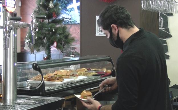 La cafetera vuelve a funcionar en los barrios: los supervivientes al cierre sin 'take away' reabren sus bares