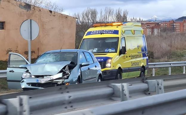 Un motocicilista resulta herido al golpearse contra la mediana en un accidente en Valverde de la Virgen