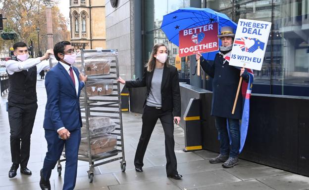 El 'brexit' entra en una fase «crítica» mientras Francia amenaza con vetar «un mal acuerdo»