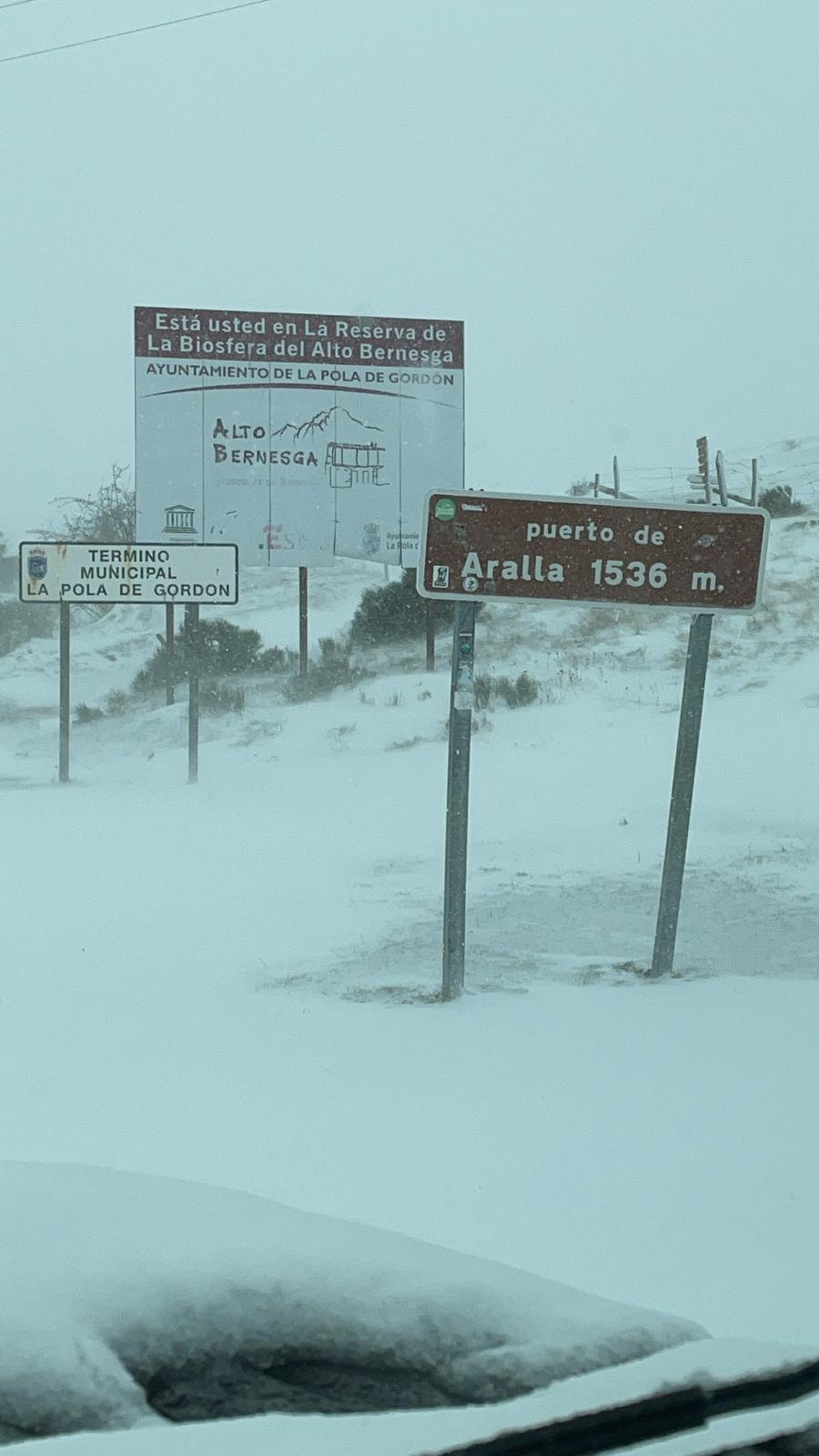 La nieve obliga a cerrar al tráfico tres tramos de la red secundaria de carreteras en León