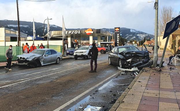 Tres personas resultan heridas en una fuerte colisión junto a la gasolinera de Boñar