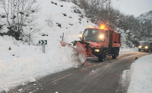 La nieve suspende la circulación en la LE-491 en Vega de Viejos y obliga a usar cadenas en dos carreteras