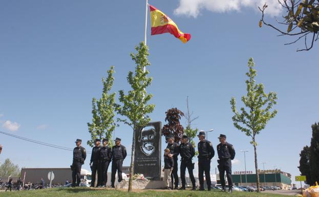 La Bañeza recuerda al policía Isidro Gabino Sanmartín Hernández, en el quinto aniversario de su fallecimiento