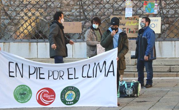 Rebelión por el clima: una decena de leoneses se concentra por la falta de acción de empresas y gobierno