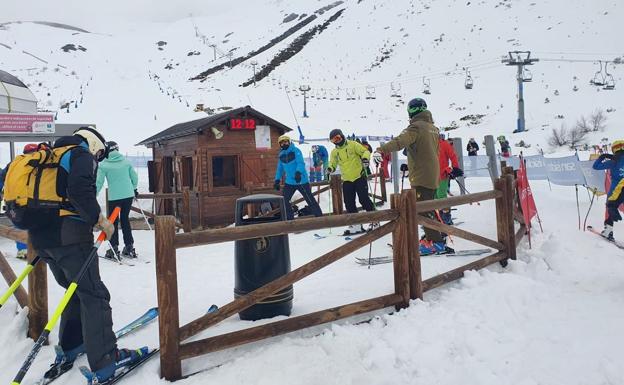 San Isidro recibe a más de 2.500 esquiadores en el primer fin de semana de apertura de sus pistas