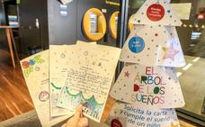 530 niños en situación de pobreza en Castilla y León tendrán un regalo de Navidad gracias al 'Árbol de los Sueños' de CaixaBank