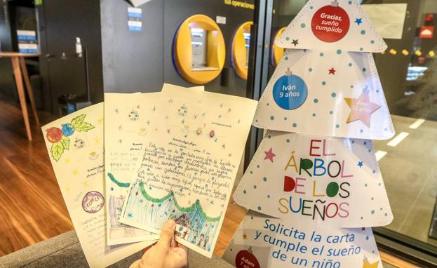 530 niños en situación de pobreza en Castilla y León tendrán un regalo de Navidad gracias al 'Árbol de los Sueños' de CaixaBank