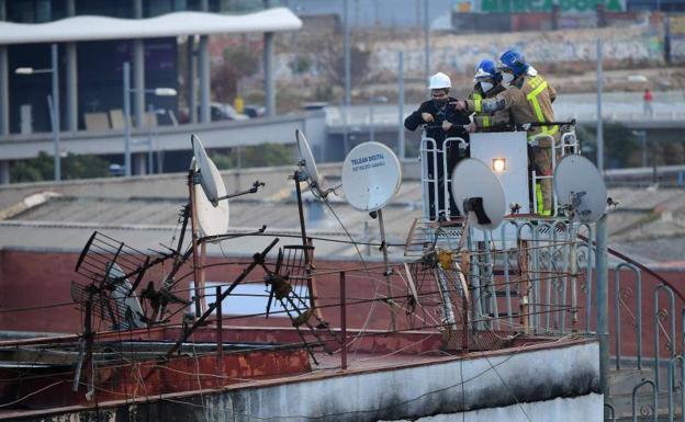 Localizada una cuarta víctima mortal en la nave incendiada de Badalona