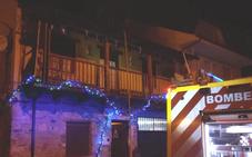 Un incendio en una vivienda de Boeza hace colapsar la cubierta y la segunda planta a pesar de la actuación de los vecinos