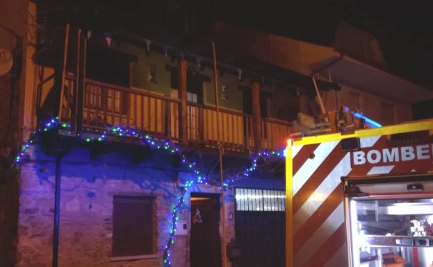 Un incendio en una vivienda de Boeza hace colapsar la cubierta y la segunda planta a pesar de la actuación de los vecinos