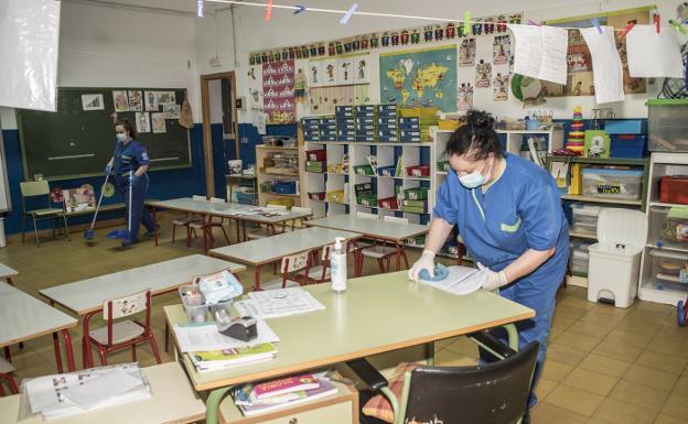 El Ayuntamiento de León destaca que la Junta cubre solo el 10% de los gastos extra de limpieza y desinfección de los colegio