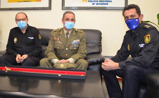 El General del Maca visita la Comisaría Provincial de la Policía Nacional en León