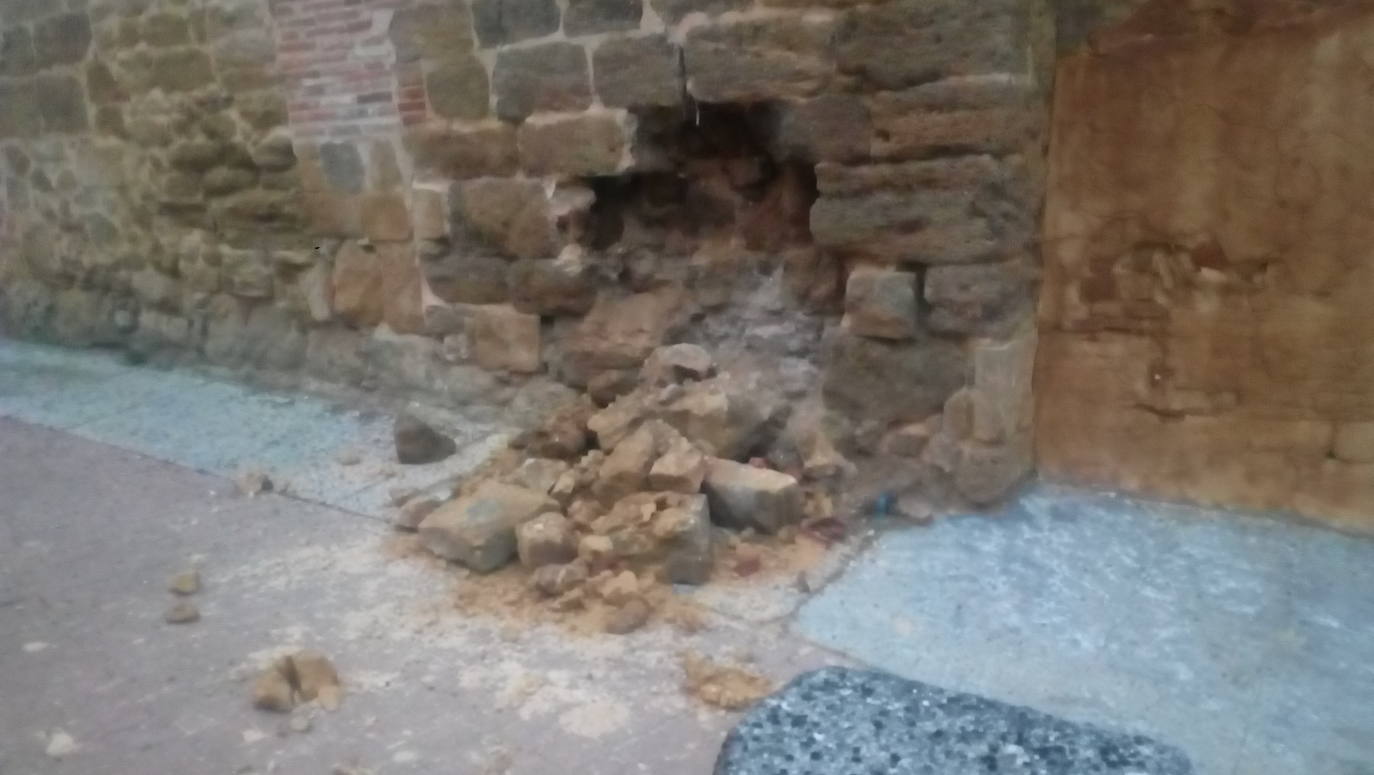 La iglesia de San Juan en Valderas sufre nuevos desprendimientos en la base de la torre