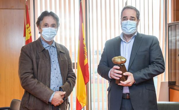 El Hospital de León recibe la patata de bronce del Ayuntamiento de Chozas