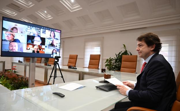 Mañueco ofrece a los sanitarios la «máxima disposición» de la Junta para alcanzar un acuerdo sobre condiciones laborales