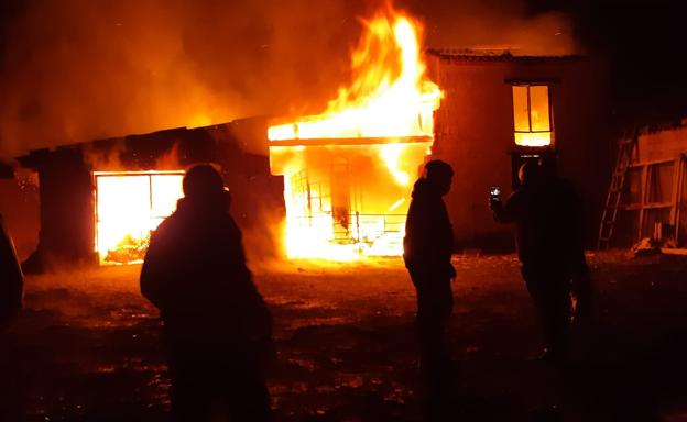 Sofocan un incendio accidental en un chabolo con gallinas en la localidad de Ciñera