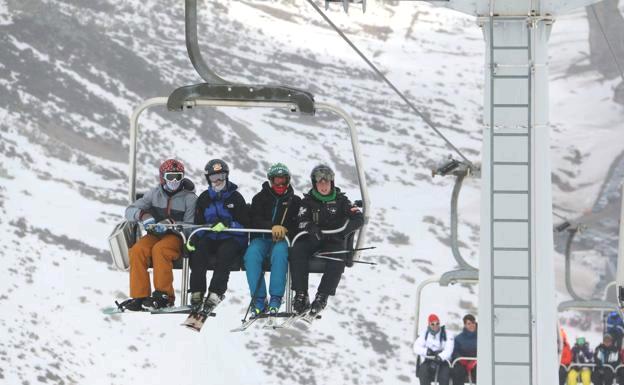San Isidro recibe casi 3.000 esquiadores en su segundo fin de semana