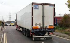 La caída de la carga de un camión provoca daños en más de una treintena de vehículos en León