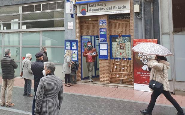 La ilusión de los leoneses por el 'Gordo' se deja ver en forma de cola: «Después de este año no estaría mal que nos tocara la lotería»