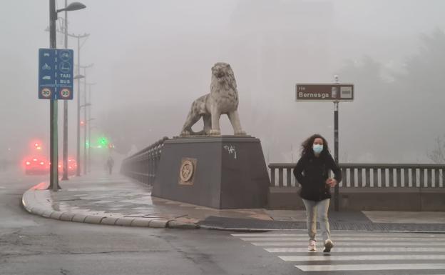 La niebla cubre las calles de la capital en el día de la Lotería, con complicaciones en algunas carreteras