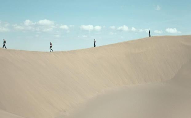 Saint Laurent cambia las pasarelas de París por el desierto