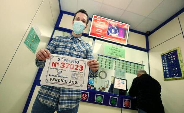 La administración de la avenida de España de Ponferrada saborea el «subidón» de repartir la suerte en Navidad