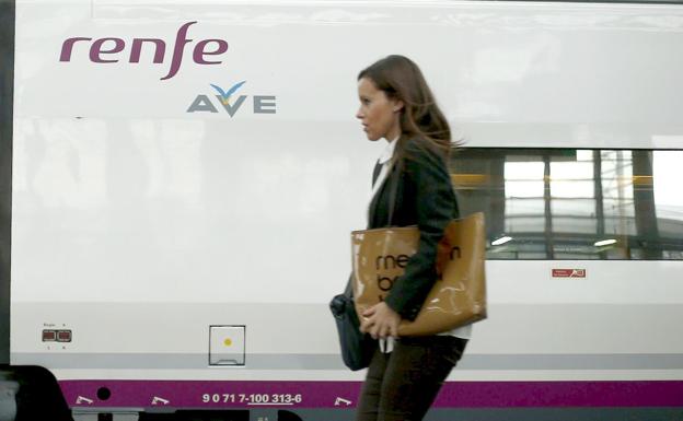 Renfe fusiona 'cuatro trenes en uno' en León y desata el enfado de trabajadores y pasajeros