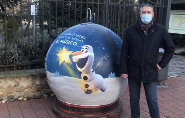 León instala cinco contendores de vidrio con los personajes de Disney