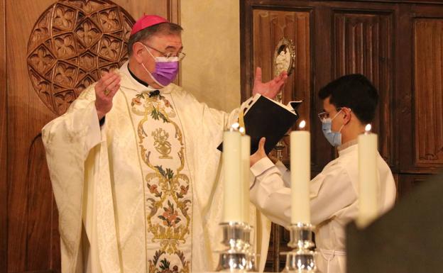 El obispo de León hace un llamamiento a la «esperanza y alegría» en la misa de Navidad, su primera celebración