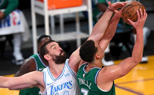 Gasol impone su dominio bajo los aros ante los Mavericks