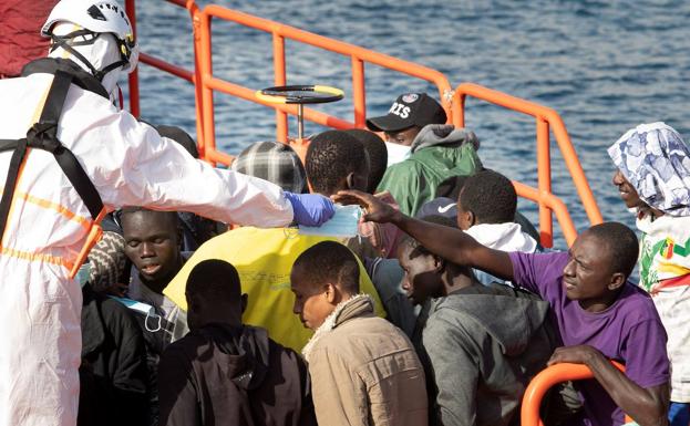 Salvamento rescata a 106 personas que se dirigían a la costa de Gran Canaria