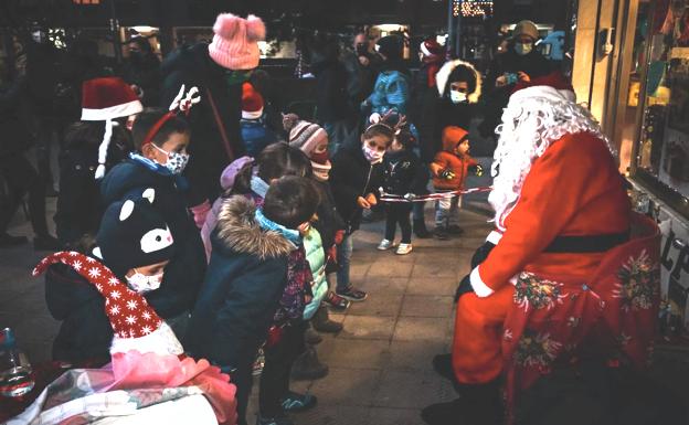 Papá Noel hace visita a los niños del Polígono 58 de León