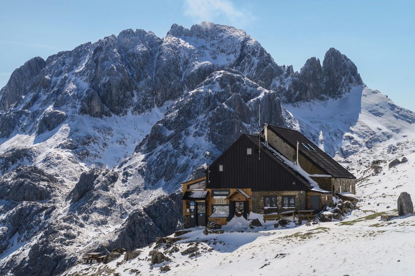 La nieve de la borrasca 'Bella' cubre el refugio del Collado Jermoso