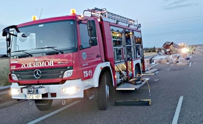 Herido un camionero al volcar su trailer en Valderrey