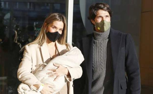 María Pombo y Pablo Castellano abandonan el hospital con el pequeño Martín en brazos