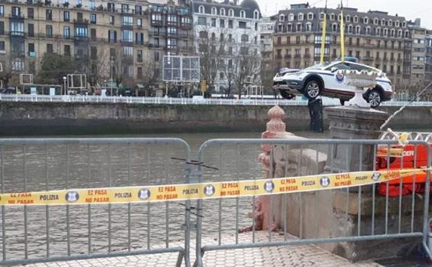 Encuentran sin vida el cuerpo de un ertzaina cuyo coche patrulla cayó al río esta madrugada en San Sebastián