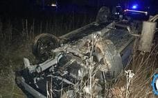 Un conductor sale ileso de un aparatoso accidente tras volcar con su coche en la carretera de Molinaseca