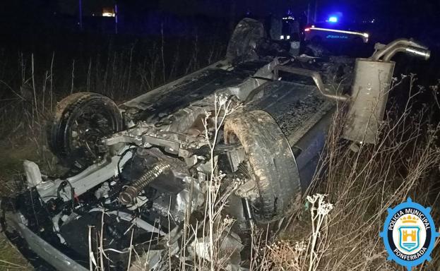 Un conductor sale ileso de un aparatoso accidente tras volcar con su coche en la carretera de Molinaseca