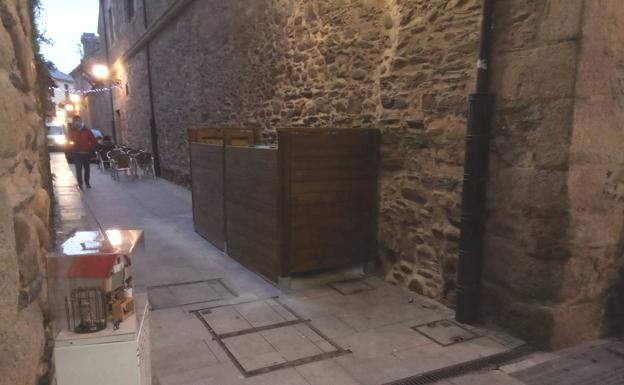Ponferrada instala un paramento para reducir el impacto estético de los contenedores en la calle Carnicerías