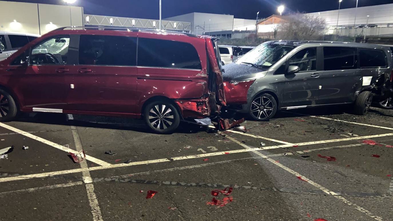 Un extrabajador de Mercedes destroza con una excavadora 70 furgonetas en el parking de la empresa en Vitoria