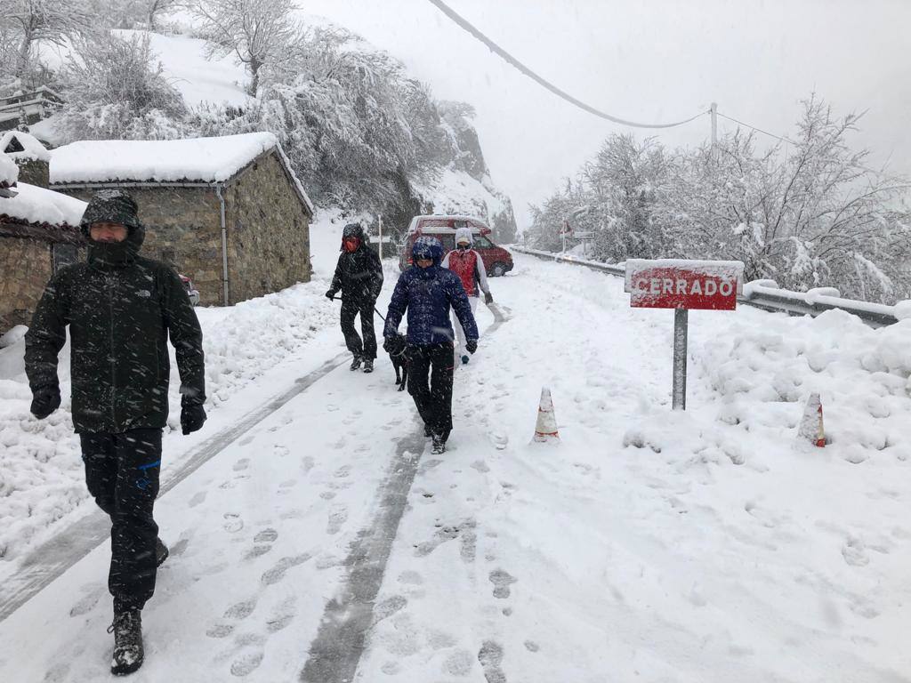 Picos de Europa comienza el año bajo la nieve