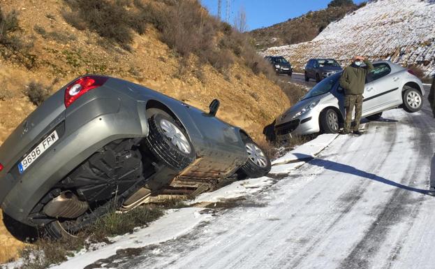 Las placas de hielo y la nieve provocan accidentes múltiples en la 'trampa' del Portillín de León