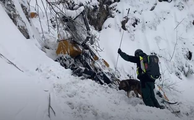 «La quitanieves dio la vuelta para ayudar al chaval de la furgoneta y vimos el alud»