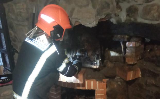 El incendio en una chimenea obliga a intervenir a los Bomberos de Ponferrada