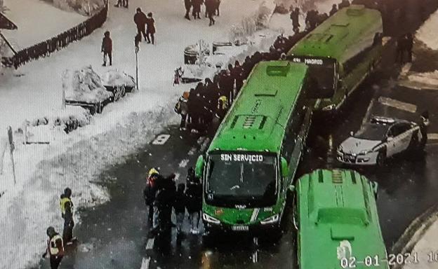 Siguen los colapsos en la sierra: evacúan a 350 personas atrapadas en Navacerrada bajo el intenso frío y la nieve