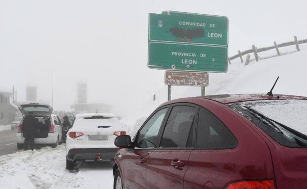 La nieve y el hielo dejan intransitables siete carreteras de León y obligan al uso de cadenas en una docena