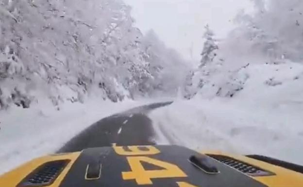 Calleja se sumerge bajo la nieve en las carreteras provinciales de León